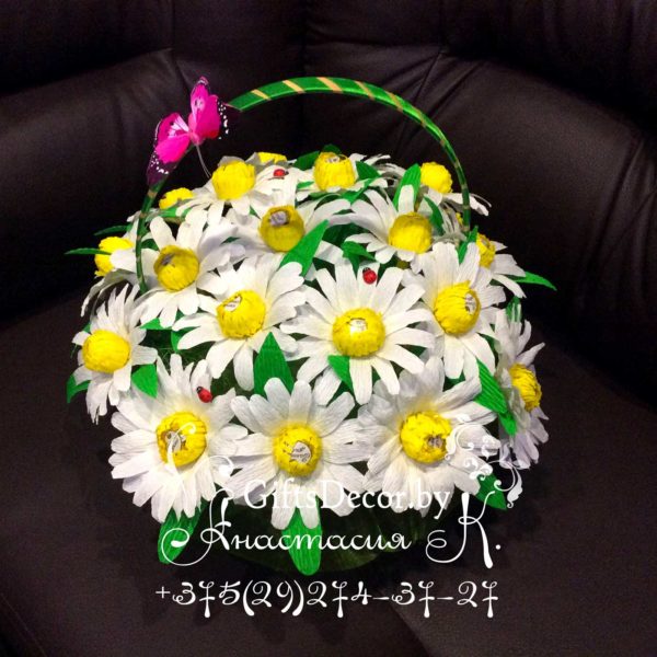 корзинка из конфет с ромашками