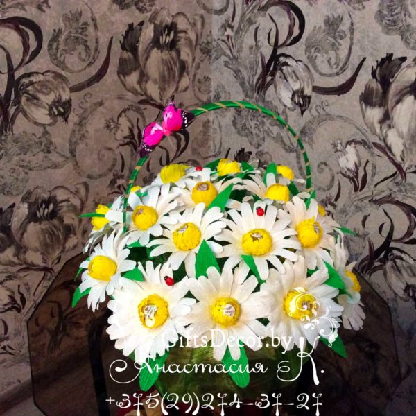 корзинка из конфет с ромашками