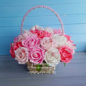 Свадебная корзина роз с конфетами