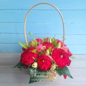 Корзинка из конфет Пионы