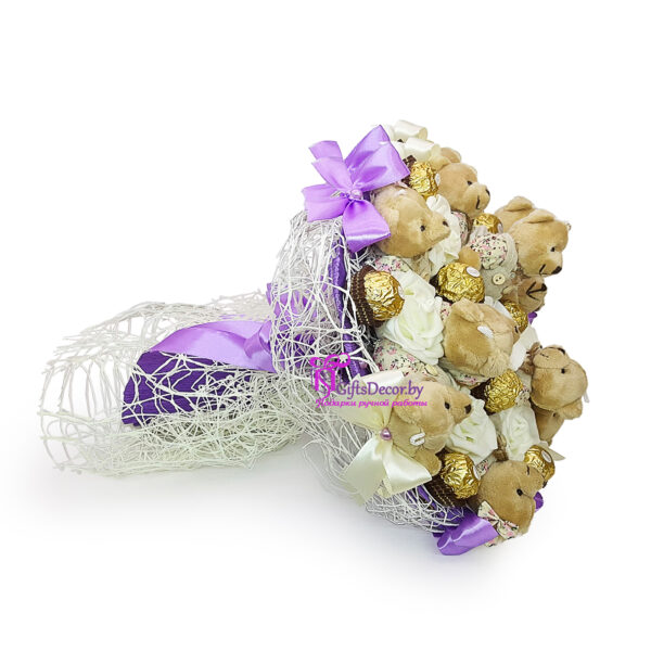 Buket iz mishek s Ferrero Rocher fioletovyy