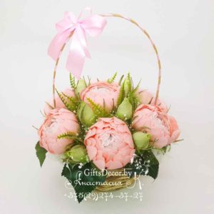 Корзина из конфет “Розовые пионы”