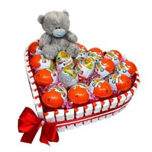 Торт из киндеров и игрушки