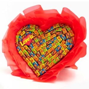 Букет из жвачек «Love is»