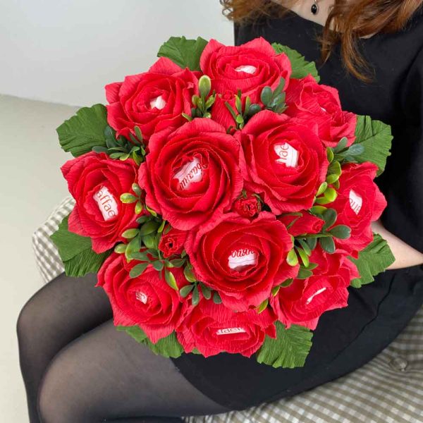 Sladkiy-buket-Alyy-kapriz
